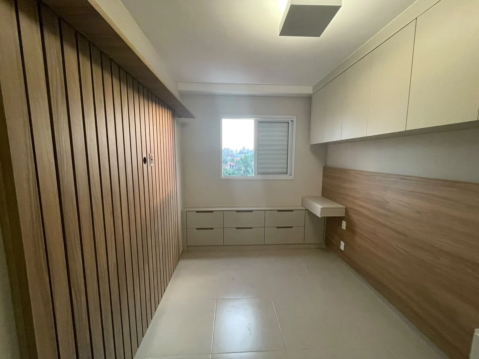 Dormitório: Guarda-roupa, cabeceira e criado suspenso.