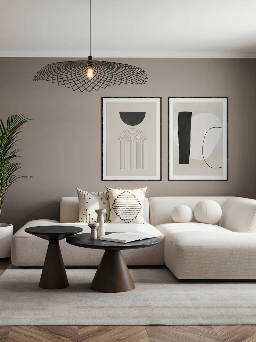 Sala de estar com painel e estante planejados.
